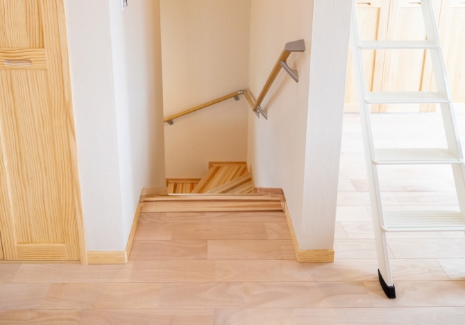 無塗装の自然素材が使われた床と階段