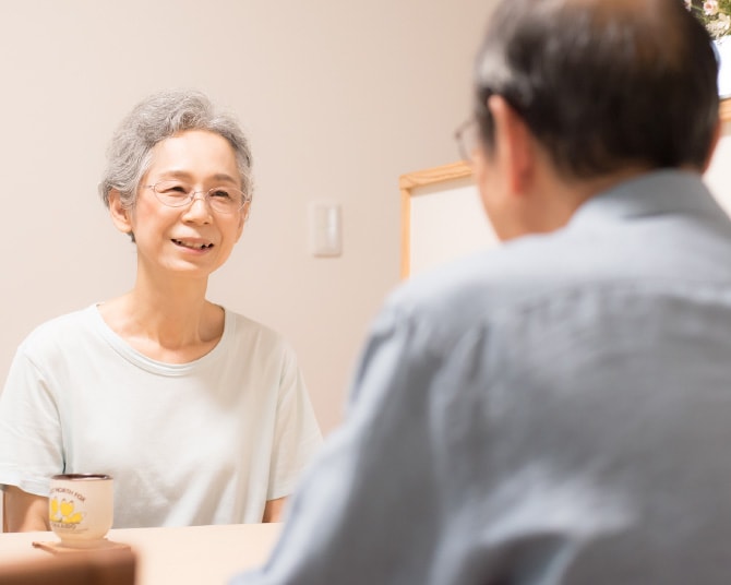 高齢のご夫婦が向かい合って座っている様子